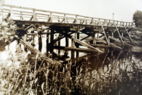 Die Notbrücke auf den Eisbrechern der alten Brücke