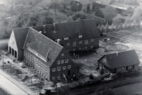 Schulhaus mit Lüttjes Hus (rechts), Bröckel